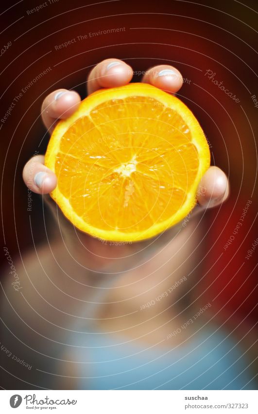 vitamin c Lebensmittel Orange Gesundheit feminin Kind Haut Hand Finger 1 Mensch exotisch frisch lecker rund saftig Frucht Zitrusfrüchte Vitamin C Farbfoto