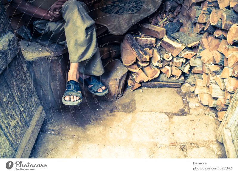 Holznbeine Fuß Beine Brennholz Haus Mann Mensch Armut Indien Schlapfen Sandale Hausschuhe Flipflops sitzen Asien Hütte kleines Haus
