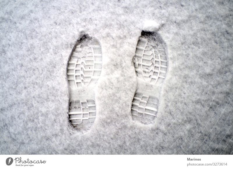 Fußabdrücke auf Schnee. Winter Natur Wetter Schuhe Fußspur frisch weiß kalt laufen Jahreszeiten Spur Bahn Spuren Fußstapfen Stiefel Aussicht gefroren treten