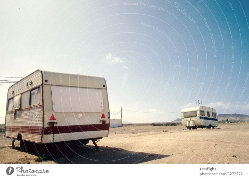 wohnwagen in der wüste Umwelt Natur Erde Sand Himmel Schönes Wetter Wohnwagen Anhänger alt Wärme Enttäuschung Einsamkeit gehen zurücklassen Schutz Unterkunft