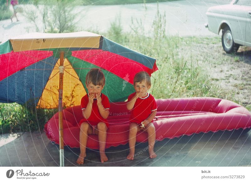 So läßt es sich aushalten... Mädchen Kindererziehung Duo Gemeinsam Essen Pause gemeinsam zusammen sommer Geschwister Freude Luftmatratze Sonnenschirm 60s