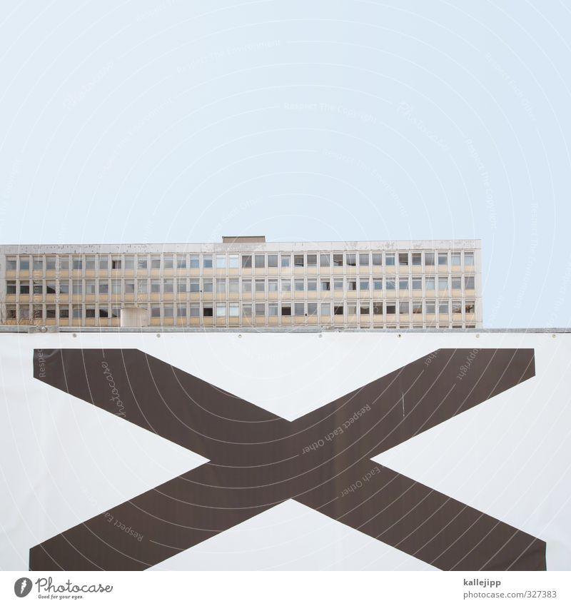 x-factor Stadt Haus blau Bauzaun Plattenbau Abdeckung Farbfoto Außenaufnahme Licht Schatten Kontrast