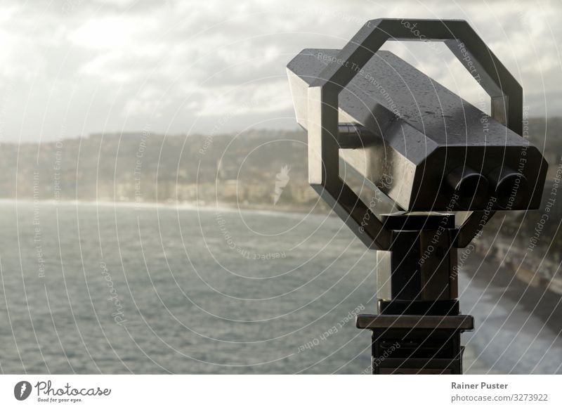 Fernglas mit der Küste Nizzas im Hintergrund Sightseeing Städtereise Strand Meer Horizont Schönes Wetter Regen Wellen Stadtrand Sehenswürdigkeit Unendlichkeit