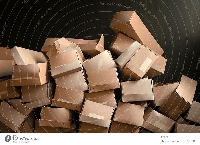 Stapel mit Kartons Häusliches Leben Umzug (Wohnungswechsel) Arbeit & Erwerbstätigkeit Beruf Handel Güterverkehr & Logistik Kunst Kunstwerk Papier Verpackung