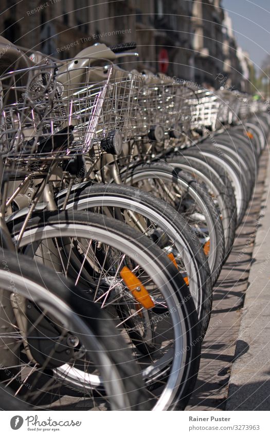Eine Reihe Rental Bikes in Paris Sightseeing Städtereise Fahrrad Stadtzentrum fahren grau einzigartig rental bike leihfahrrad Fahrradfahren Mobilität Farbfoto