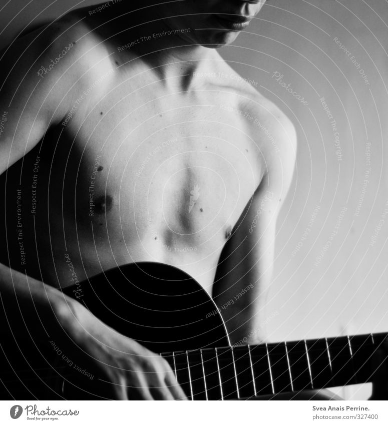 sanft. maskulin Junger Mann Jugendliche Körper Haut Brust Bauch 1 Mensch 18-30 Jahre Erwachsene festhalten träumen nackt natürlich Zufriedenheit Gitarre