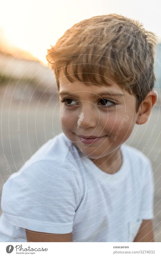 Porträt eines süßen kleinen Jungen bei Sonnenuntergang Lifestyle Freude Glück schön Haut Gesicht Erholung Spielen Ferien & Urlaub & Reisen Sommer Strand Kind