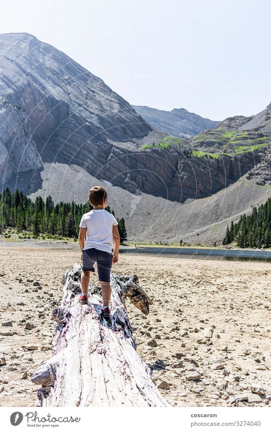 Kleiner Junge sucht einen trockenen Bergsee Lifestyle Freude Glück Ferien & Urlaub & Reisen Ausflug Freiheit Sommer Sommerurlaub Strand Berge u. Gebirge