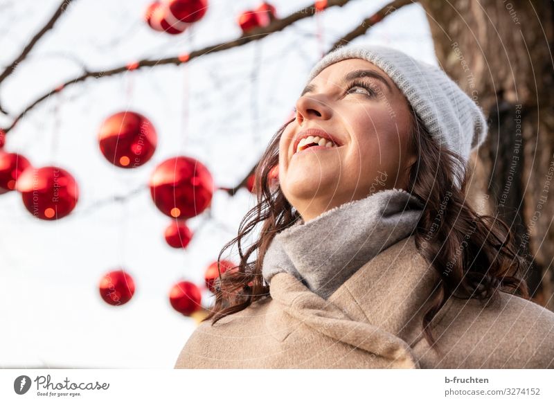 Frau mit Blick nach oben Lifestyle Stil Freude Leben Wohlgefühl Veranstaltung Feste & Feiern Weihnachten & Advent Silvester u. Neujahr Erwachsene Gesicht 1