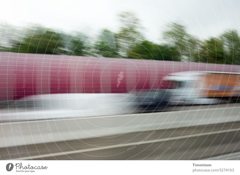 Verkehr Güterverkehr & Logistik Straßenverkehr Autobahn Fahrzeug PKW Lastwagen fahren Geschwindigkeit grau grün rot weiß Bewegung Farbfoto Außenaufnahme