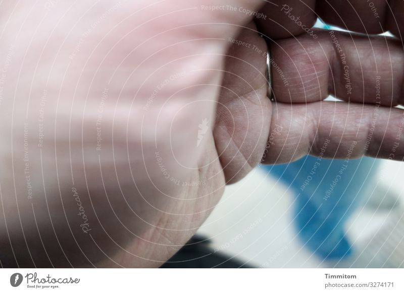 Hautsache | Objektivdeckel aufsetzen Mensch Hand Kunst Ausstellung Veranstaltung Ring beobachten Blick blau rosa schwarz weiß Gefühle Freude zuhalten