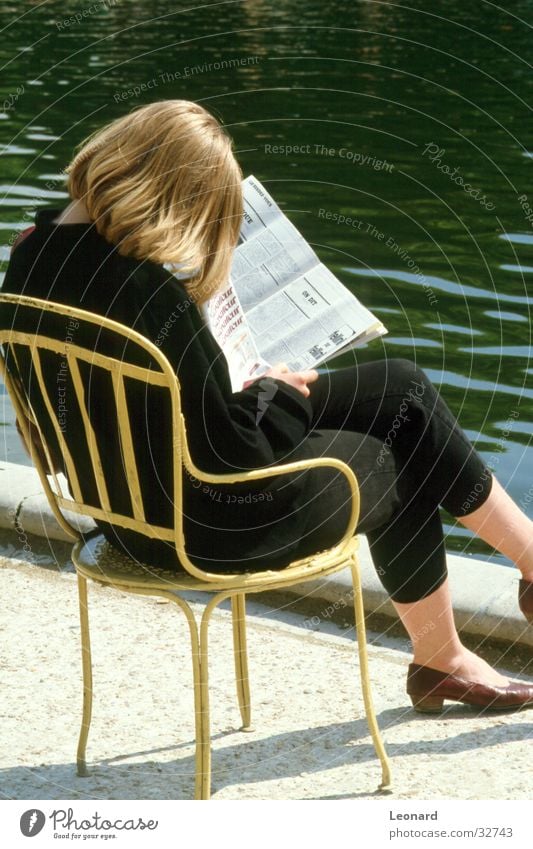 Leser Frau Printmedien lesen Zeitschrift Sitzgelegenheit Teich Pause ruhig Zeitung Revue Mensch Sonne sitzen Stuhl read reading pond water chair woman young sun