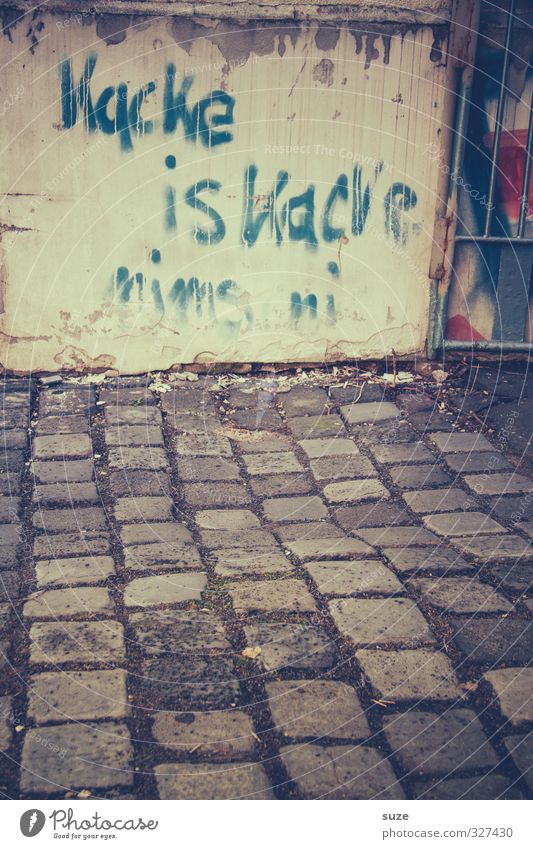 Kacke is kacke Mauer Wand Wege & Pfade Schriftzeichen Graffiti alt authentisch dreckig lustig trashig grau Desaster Misserfolg Redewendung Wort Kot Schmiererei