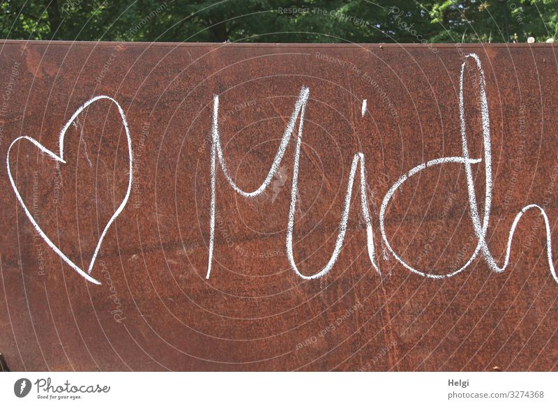 Herz und Wort "Mich" auf einer rostigen Metallplatte Zeichen Schriftzeichen Liebe außergewöhnlich einfach einzigartig braun weiß Gefühle Kreativität Farbfoto
