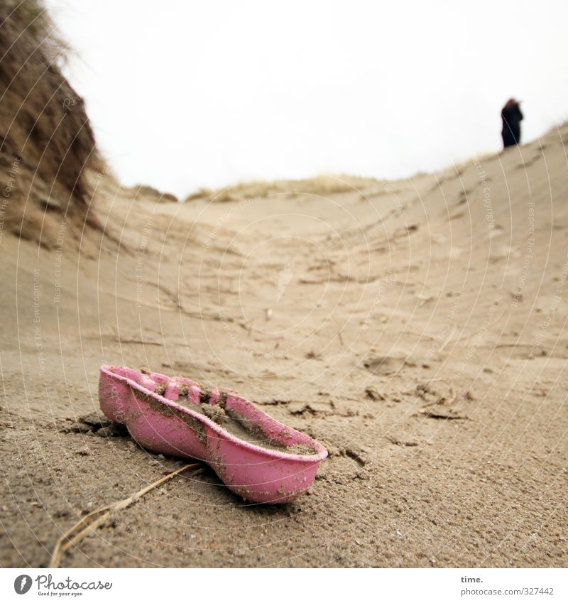 Rømø | Yeti-Förmchen Mensch 1 Sand Küste Strand Dünengras Stranddüne Spielzeug Fuß Kunststoff stehen trashig Einsamkeit entdecken geheimnisvoll Horizont Idee