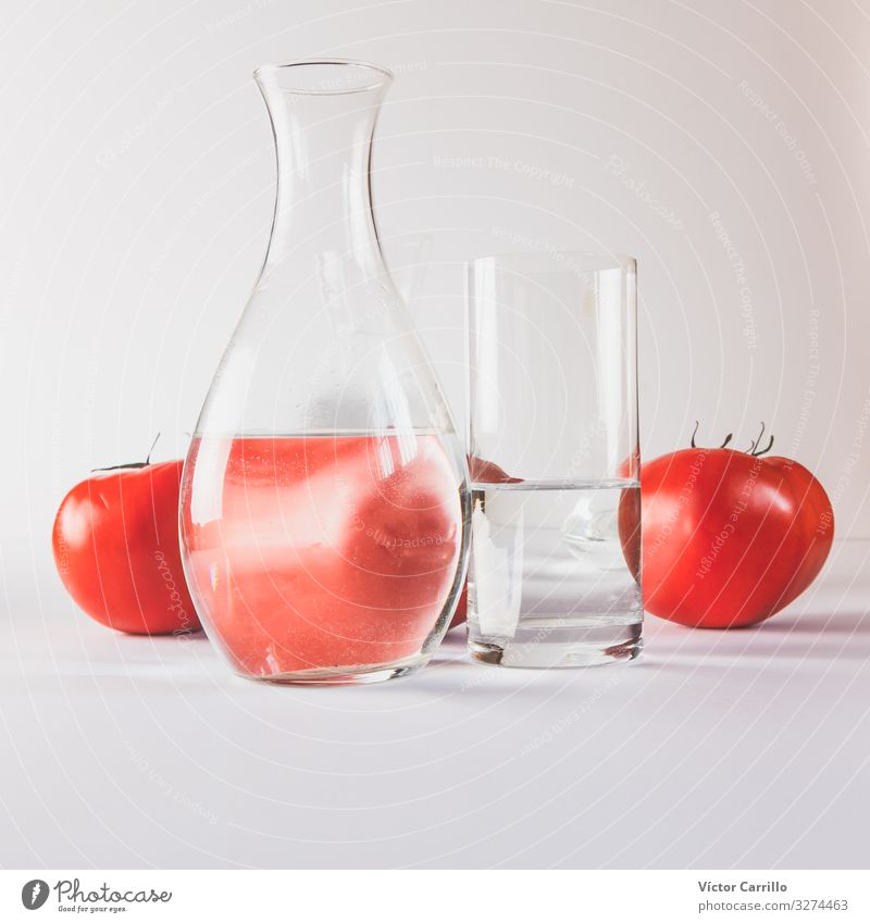 Tomaten hinter zwei Wassergläsern Gemüse Ernährung Glas ästhetisch Coolness elegant Billig trendy schön natürlich Originalität positiv Farbfoto Innenaufnahme