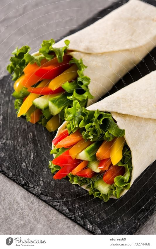 Gemüsetortilla-Wraps auf grauem Steinhintergrund umhüllen Brötchen Fladenbrot Lebensmittel Gesunde Ernährung Foodfotografie Frühling Vegetarische Ernährung