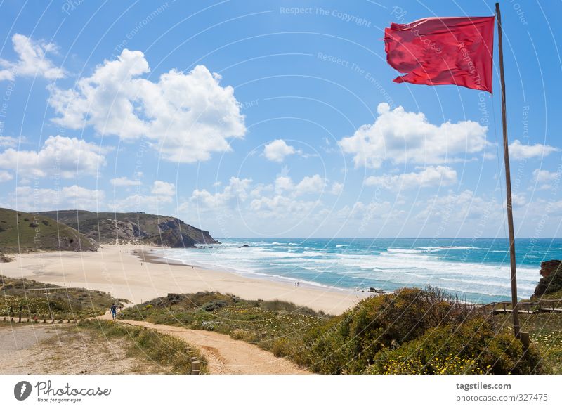 SURFER'S PARADISE Portugal Algarve Praia do Amado Surfer Surfen Felsalgarve Fahne Wind Brandung Ferien & Urlaub & Reisen Reisefotografie Idylle Postkarte