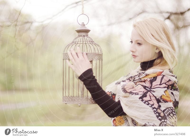 Goldener Käfig Mensch feminin Junge Frau Erwachsene Leben 1 18-30 Jahre Jugendliche Garten Park blond Haustier Vogel träumen Traurigkeit Gefühle Stimmung Sorge