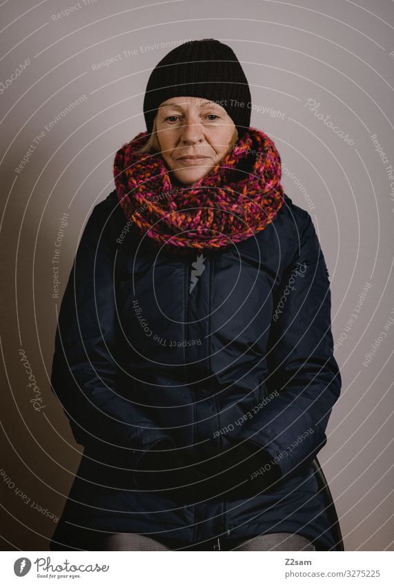 Es ist kalt geworden Frau Erwachsene Weiblicher Senior 45-60 Jahre 60 und älter Winter Jacke Schal Mütze Denken sitzen träumen Traurigkeit Freundlichkeit schön