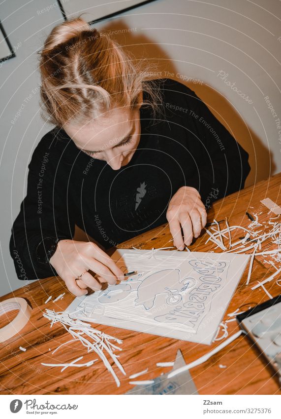 Linoldruck Basteln Medienbranche Werbebranche Handwerk Junge Frau Jugendliche 18-30 Jahre Erwachsene Kunst Künstler Maler Pullover blond Zopf