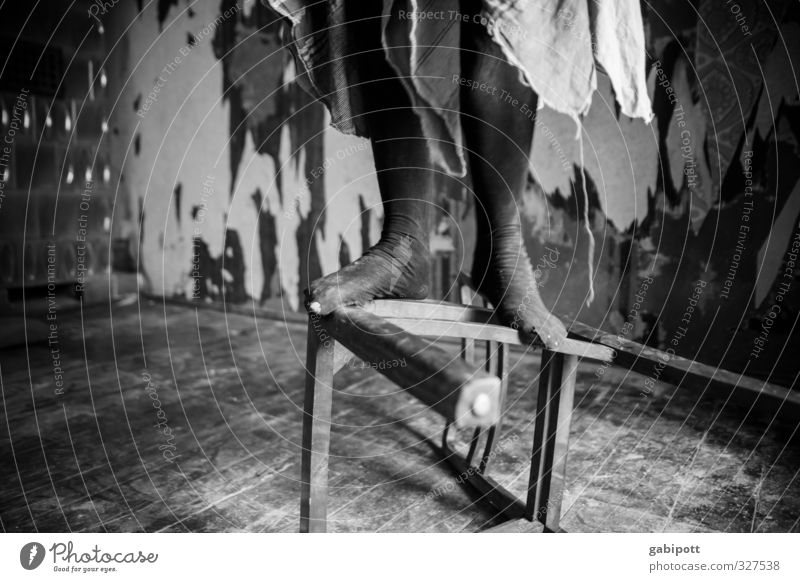 Tanz | auf dem Stuhl Beine Fuß Holz Lebensfreude Euphorie Bewegung geheimnisvoll Zerstörung Holzfußboden Kot Altbauwohnung Tanzveranstaltung kaputt