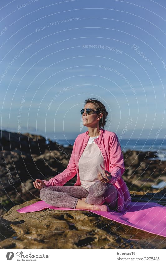 Brünette Frau praktiziert Yoga am Strand Lifestyle schön Körper Wellness harmonisch Erholung ruhig Meditation Sonne Meer Sport Mensch feminin Erwachsene 1