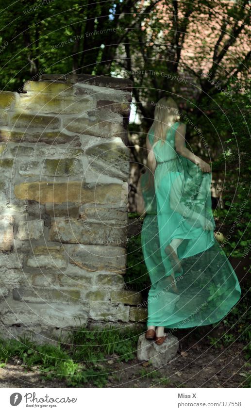Waldgeist Mensch feminin Frau Erwachsene 1 18-30 Jahre Jugendliche Baum Burg oder Schloss Ruine Mauer Wand laufen grün Stimmung Schüchternheit geheimnisvoll