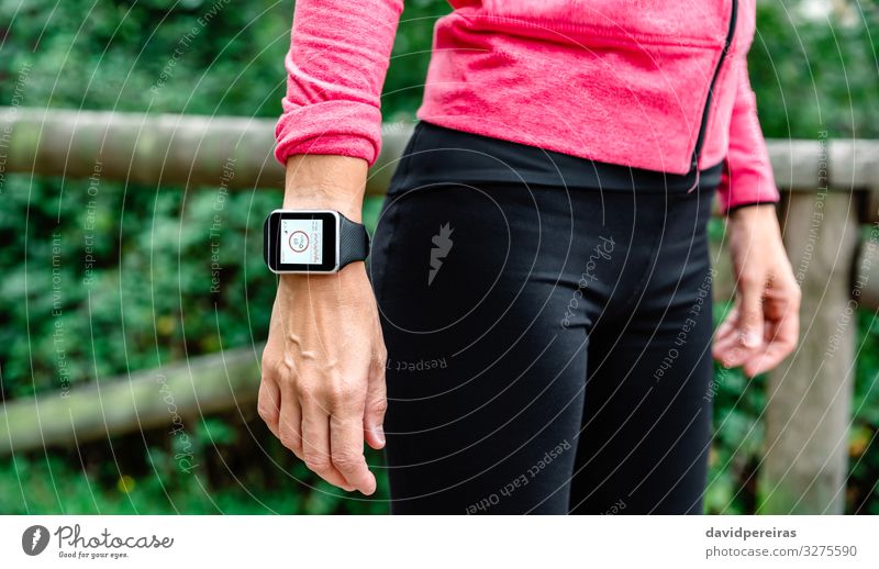 Nicht erkennbare Sportlerin mit Smartwatch Lifestyle Freizeit & Hobby Ferne Joggen Technik & Technologie Mensch Frau Erwachsene Arme Hand Armbanduhr beobachten