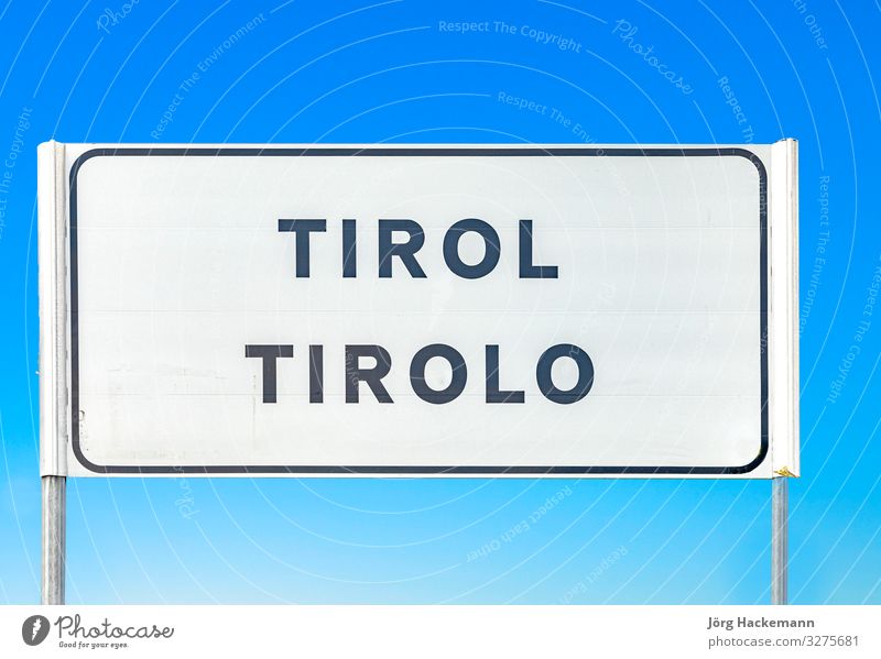 Straßenschild des Dorfes Tirolo in Tirol Himmel Stadt blau Italien Süden tirolo Bundesland Tirol Hinweisschild Farbfoto Tag