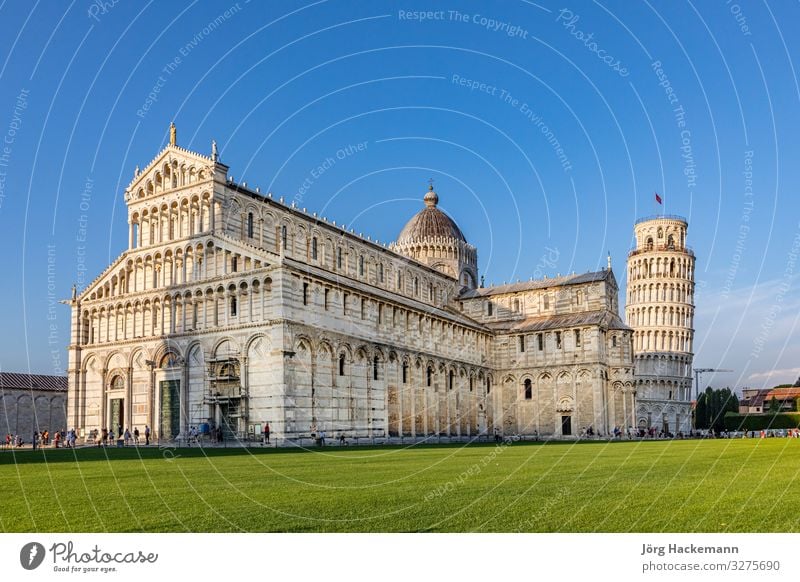 die berühmte Piazza del Miracoli in Pisa, Toskana Tourismus Landschaft Himmel Gras Kirche Platz Fassade blau Kathedrale Piazza dei Miracoli (Platz der Miracoli)