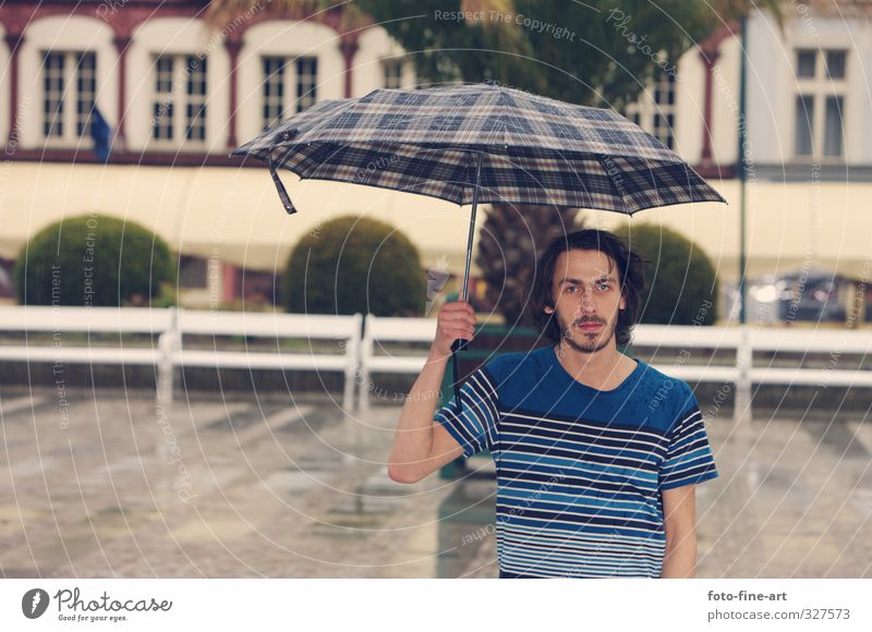 Mann mit dem Schirm Mensch maskulin Junger Mann Jugendliche 1 18-30 Jahre Erwachsene schlechtes Wetter Unwetter Regen Karlsbad Tschechien Europa Stadt bevölkert