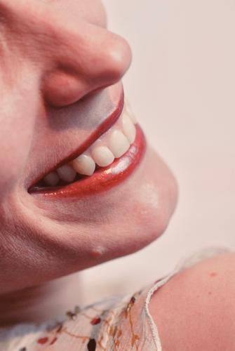 Lächeln feminin Frau Erwachsene Nase Mund Lippen Zähne 1 Mensch Freundlichkeit Fröhlichkeit Glück schön rosa rot weiß Gefühle Zufriedenheit Lebensfreude Porträt