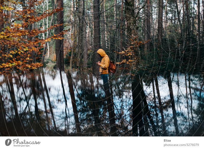 Lost Mensch maskulin 1 Surrealismus Reflexion & Spiegelung PDA Wald Natur Suche verloren verirrt Einsamkeit Rucksack wandern Wege & Pfade Baum Farbfoto