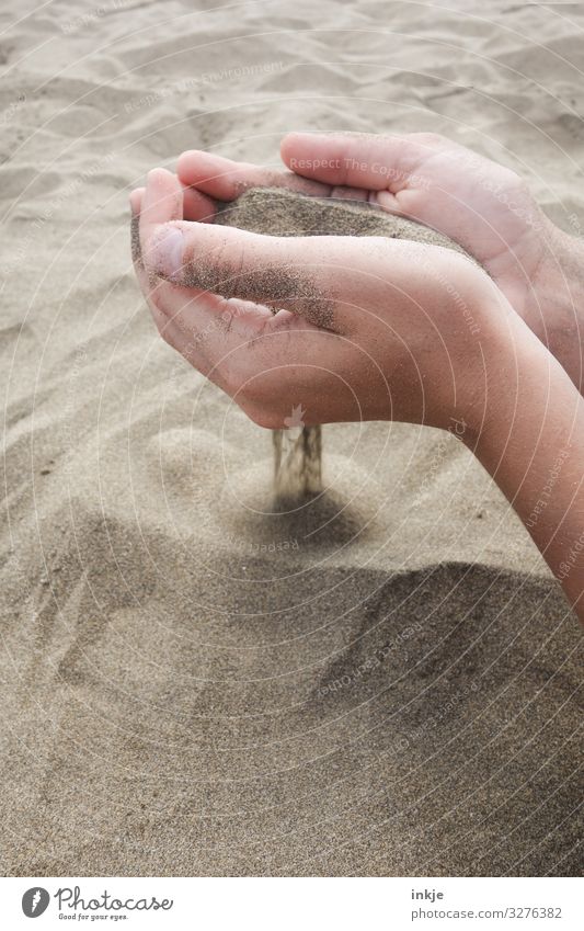 Sand Lifestyle Freizeit & Hobby Spielen Ferien & Urlaub & Reisen Sommer Sommerurlaub Strand Hand 1 Mensch festhalten trocken weich Sinnesorgane berühren rieseln