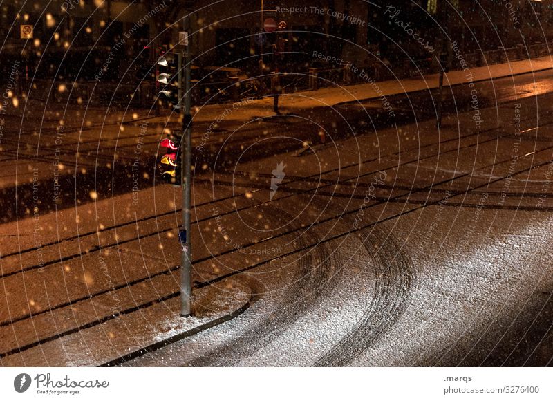 Winternacht Schnee Schneefall Verkehr Verkehrswege Straße Ampel Reifenspuren dunkel Stimmung Einsamkeit Wege & Pfade Farbfoto Außenaufnahme Menschenleer