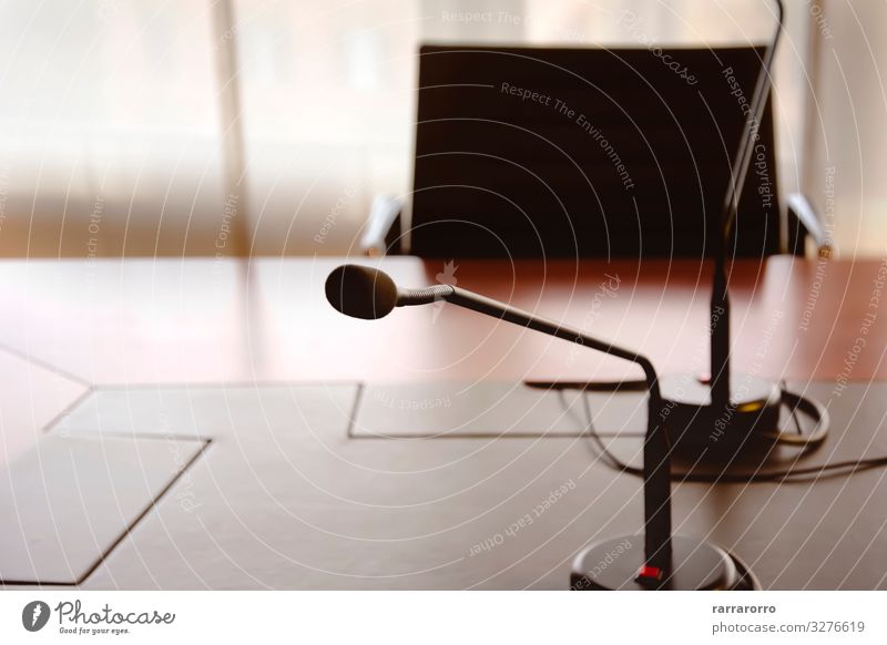 Mikrofon auf einem Holztisch Stuhl Tisch Club Disco Publikum Erwachsenenbildung Büro Business Sitzung sprechen Medien Platz Kommunizieren planen Termin & Datum