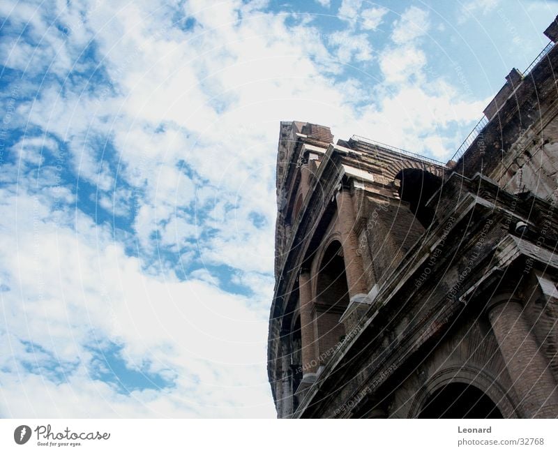 Kolosseum Gebäude Wolken Italien Himmel Rom historisch Spalte Stein cloud sky perspective Denkmal