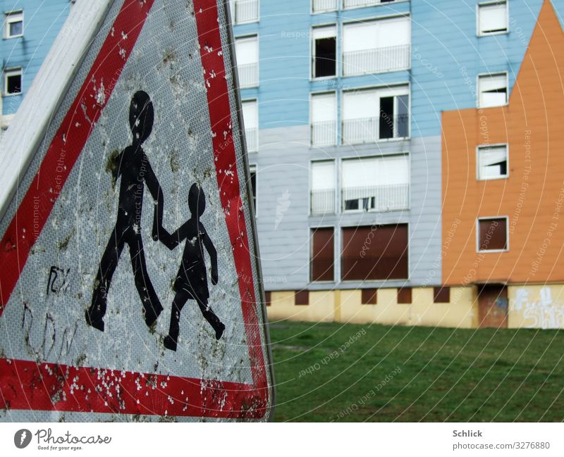 Kinder in Gefahr Haus Ruine Fassade Verkehrsschild Metall Zeichen Verkehrszeichen blau braun grün rot weiß Armut bedrohlich Kindheit Verfall "Kinder,"
