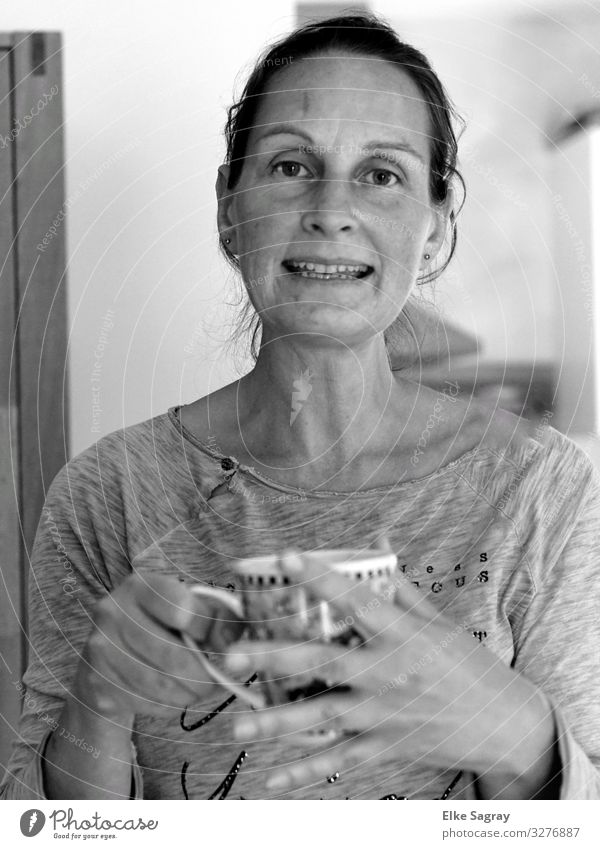 Kaffeepause feminin Frau Erwachsene 1 Mensch 30-45 Jahre Blick ästhetisch Zufriedenheit Erholung Schwarzweißfoto Innenaufnahme Hintergrund neutral Tag
