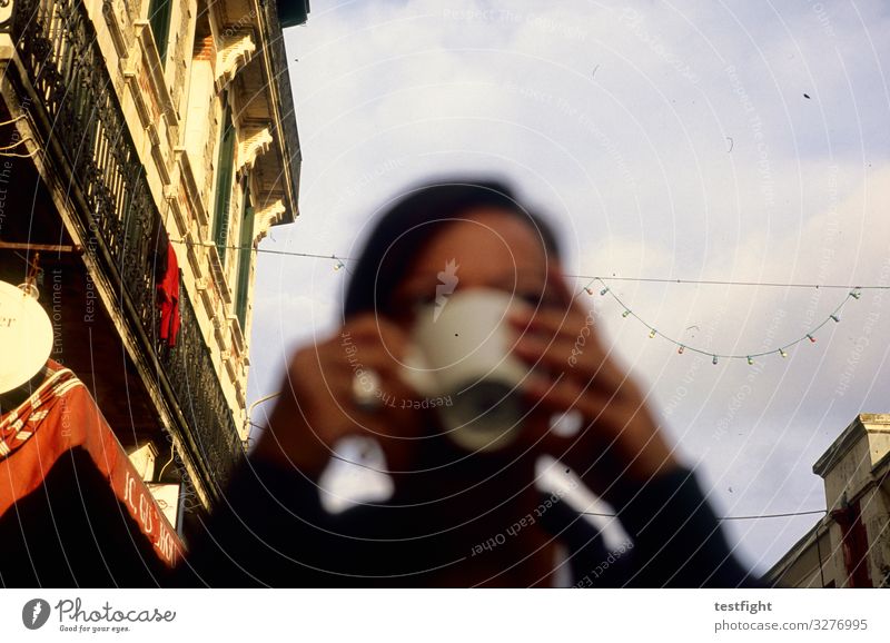 Kaffee trinken feminin Frau Erwachsene Gesicht 1 Mensch Stadt Altstadt Haus Fassade sitzen genießen Farbfoto Außenaufnahme Textfreiraum oben Unschärfe