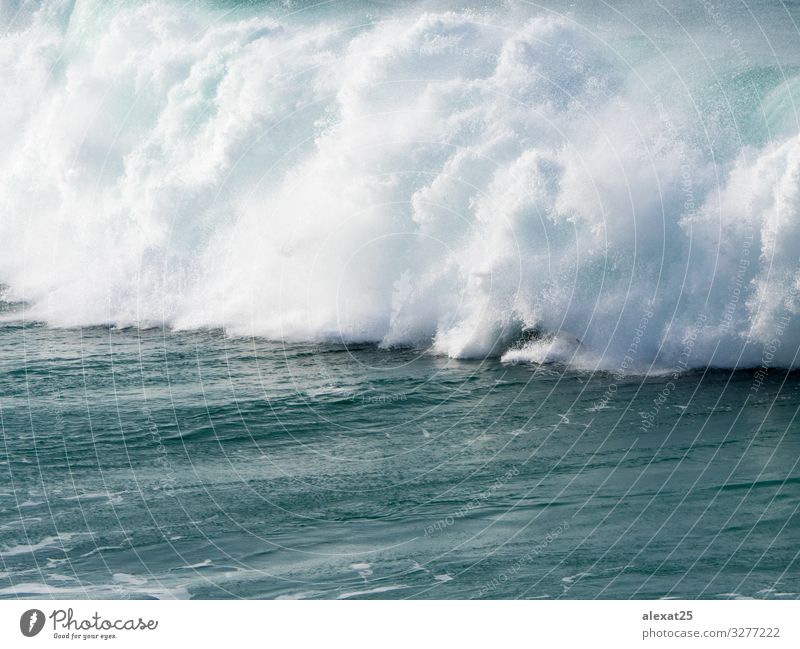 Krachende große Welle Strand Meer Wassersport Natur Wetter blau Aktion Adrenalin Lauf Mut Absturz zusammenbrechend zusammenbrechende Welle Gefahr extrem