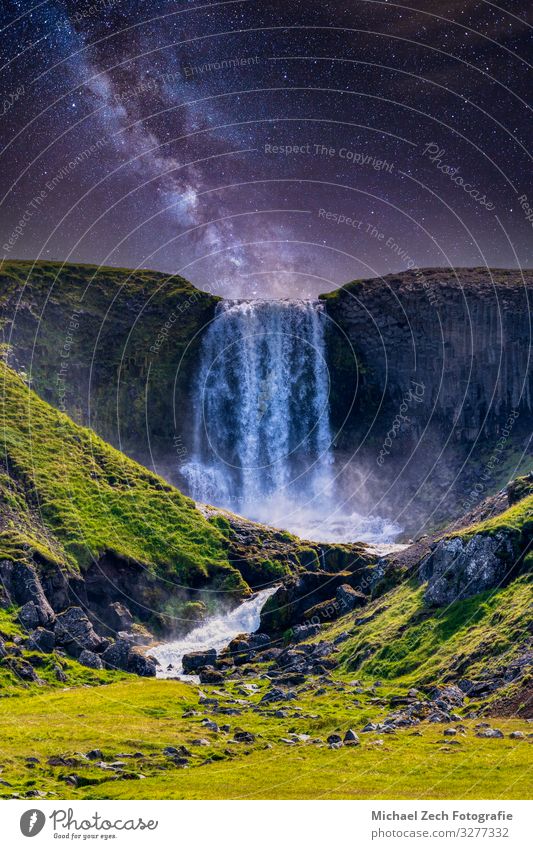 svodufoss-Wasserfall unter dem Himmel der Nachtgalaxie in Island schön Ferien & Urlaub & Reisen Tourismus Ausflug Abenteuer Sightseeing Berge u. Gebirge wandern