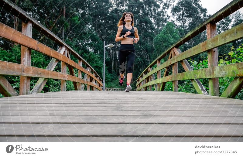 Frau rennt durch einen städtischen Park Freizeit & Hobby Sport Erfolg Mensch Erwachsene Natur Wege & Pfade Turnschuh Fitness dünn Ausdauer anstrengen Sportlerin
