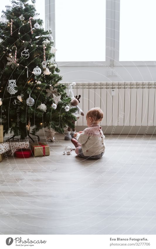süßes Mädchen schmückt den Weihnachtsbaum Glück niedlich Baby ein Jahr dekorierend Weihnachten & Advent Baum Freude Familie & Verwandtschaft Liebe