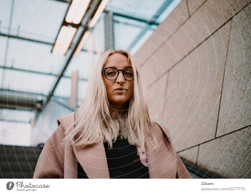L. Lifestyle elegant Stil feminin Junge Frau Jugendliche 18-30 Jahre Erwachsene Stadt Mode Mantel Brille blond langhaarig Blick authentisch Coolness schön