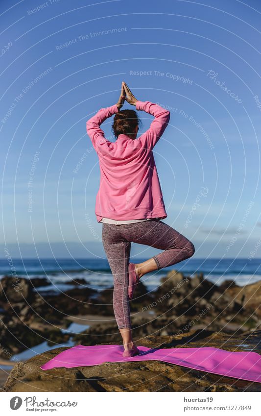 Brünette Frau praktiziert Yoga am Strand Lifestyle schön Körper Wellness harmonisch Erholung ruhig Meditation Sonne Meer Sport Mensch feminin Erwachsene