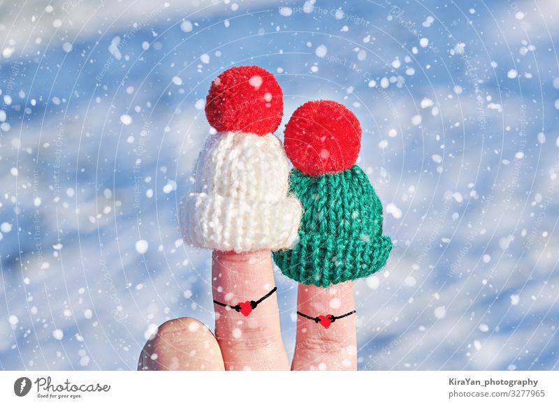 Witziges Paar Finger in gestrickten Wollmützen schön Gesicht Winter Schnee Valentinstag Silvester u. Neujahr Hochzeit Familie & Verwandtschaft Freundschaft Hand