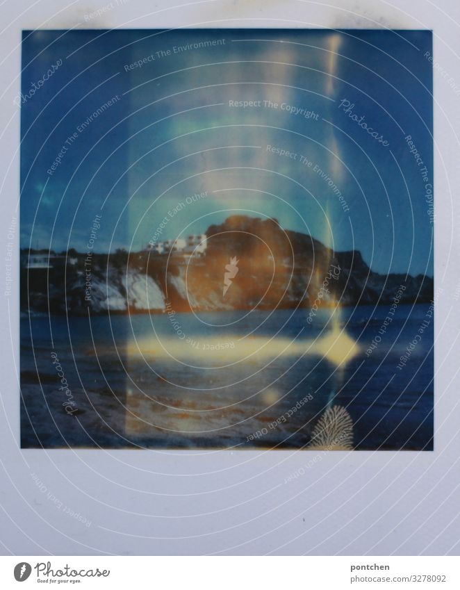 Polaroid. Meer und Felsen mit Häusern auf Kreta. Urlaub und Erholung. Typisch griechisch meer küste felsen häuser Ferien & Urlaub & Reisen Sommer Natur
