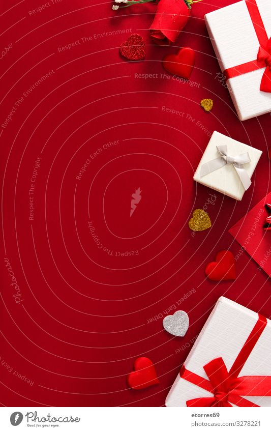 Geschenkkartons, roter Papierumschlag und rote Herzen Kasten Hintergrund Valentinstag Weihnachten & Advent Gegenwart Schnur Schleife Geburtstag
